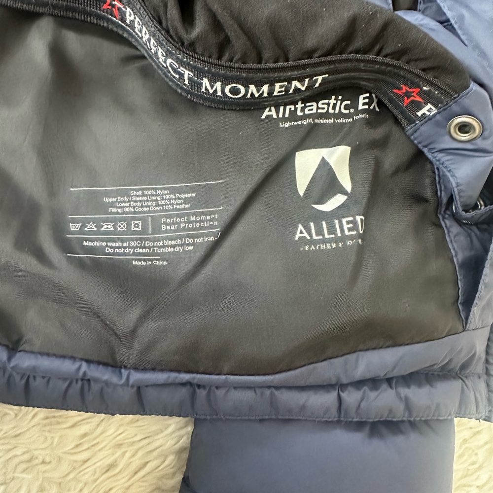 Perfect moment ski jacket, warm and comfy. - Picture 6 of 8